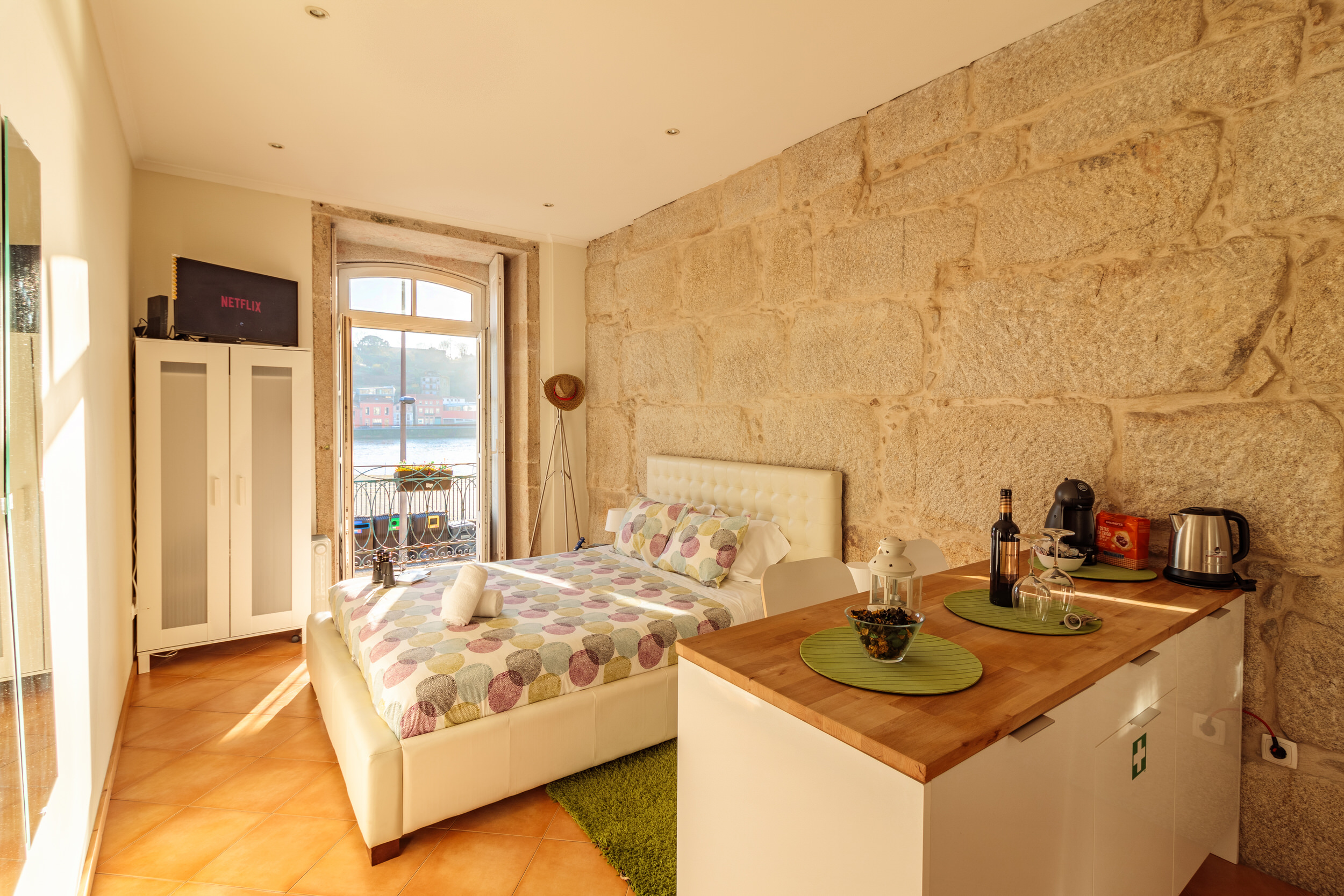 Studio with river view on 2nd floor at Happy Porto Hostel