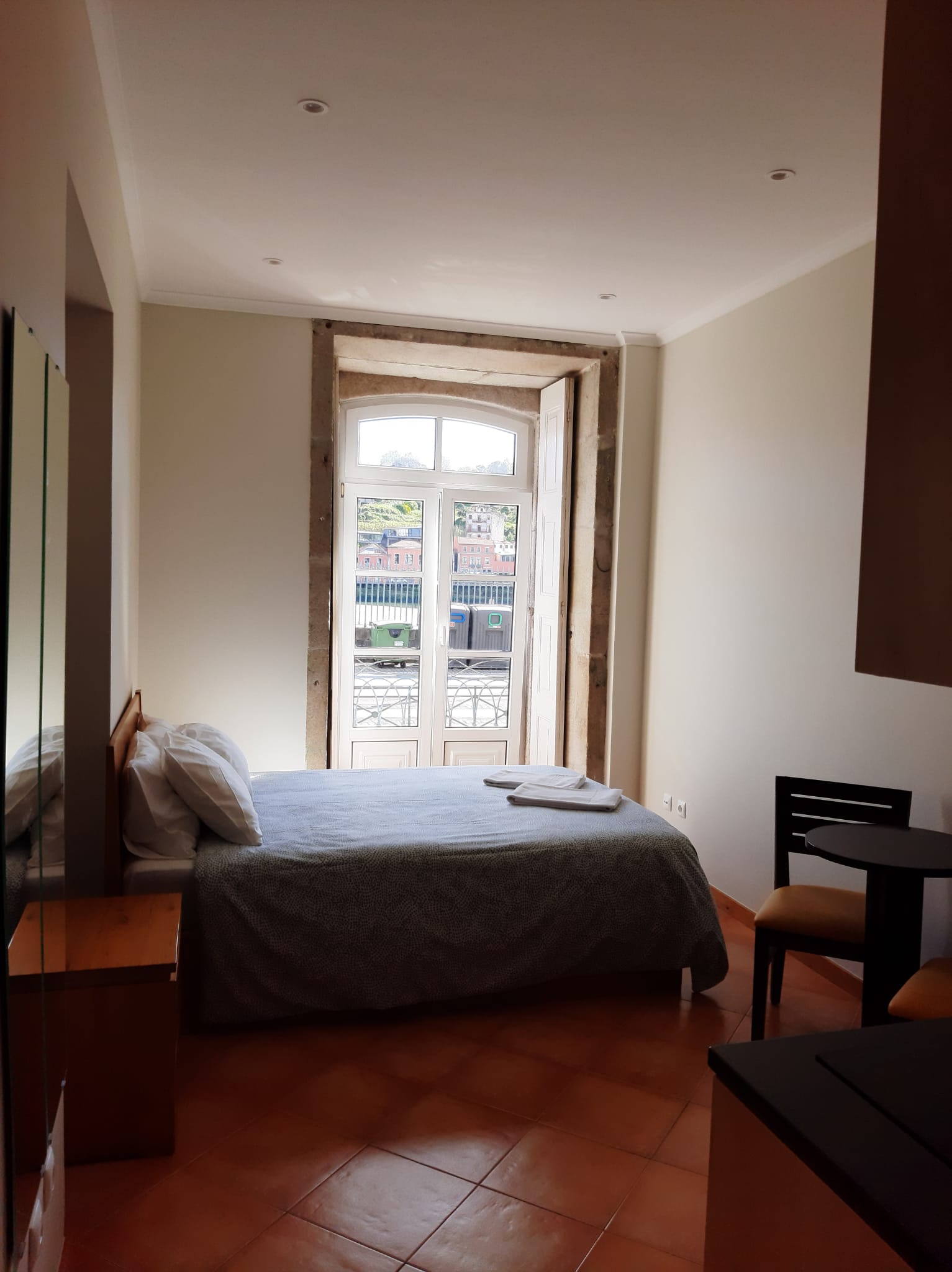 Studio with river view on 1st floor at Happy Porto Hostel